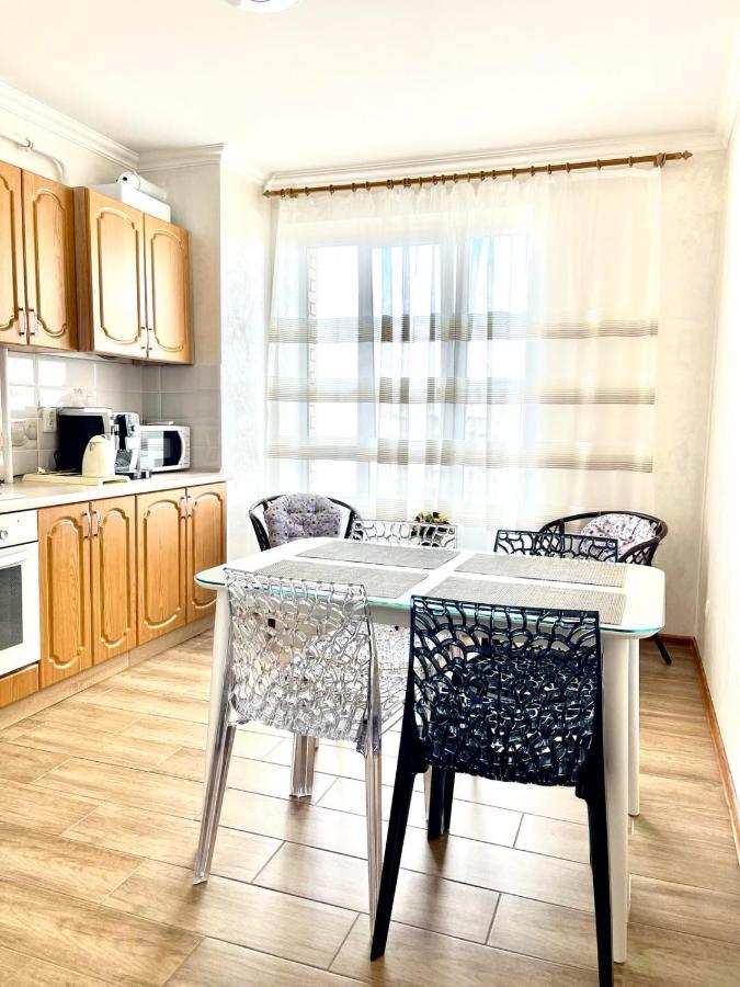Atlant Luxury Family Apart Поряд З Тц Депот, Безконтактне Заселення Chernivtsi Bagian luar foto